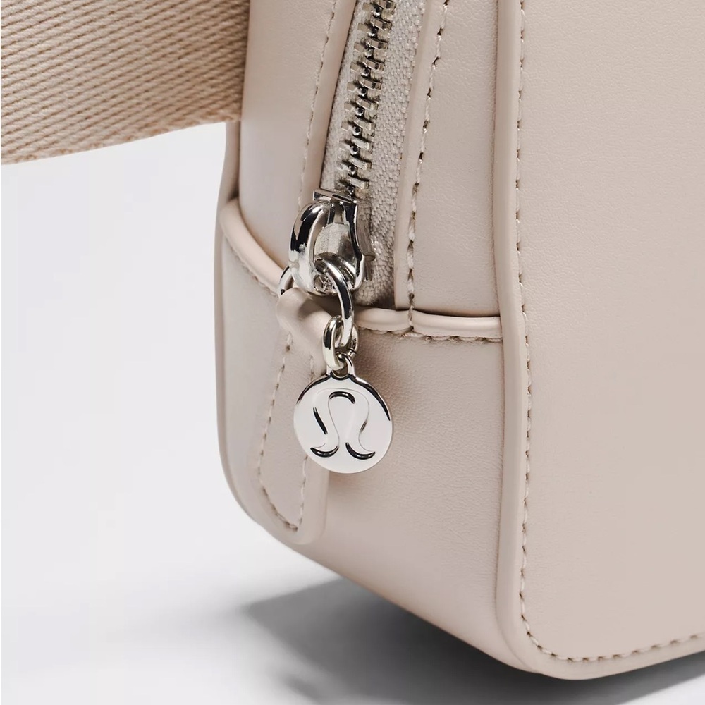 Lululemon Everywhere Belt Bag 1L
Leather Alternative - Picture 4 of 8